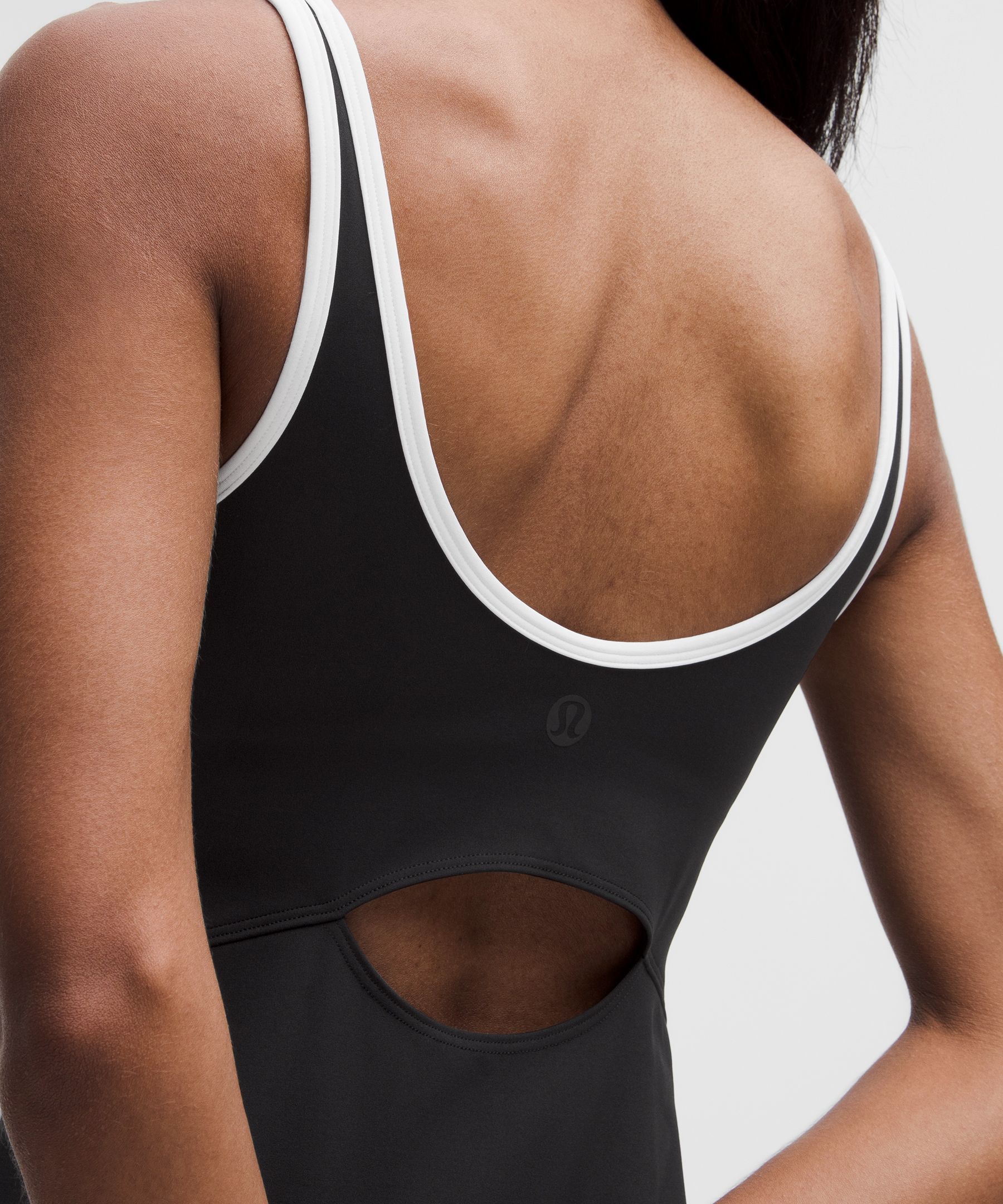 Scoop-Neck Cutout Tenis Elbisesi hover